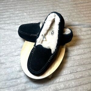 Like New UGG Ansley Sheepskin Suede Slipper Loafer Moccasin Black Women’s Size 6